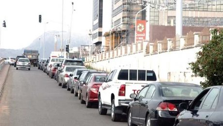 Fuel Queues Persist In Abuja, Black Marketers Sell For ₦300/Litre